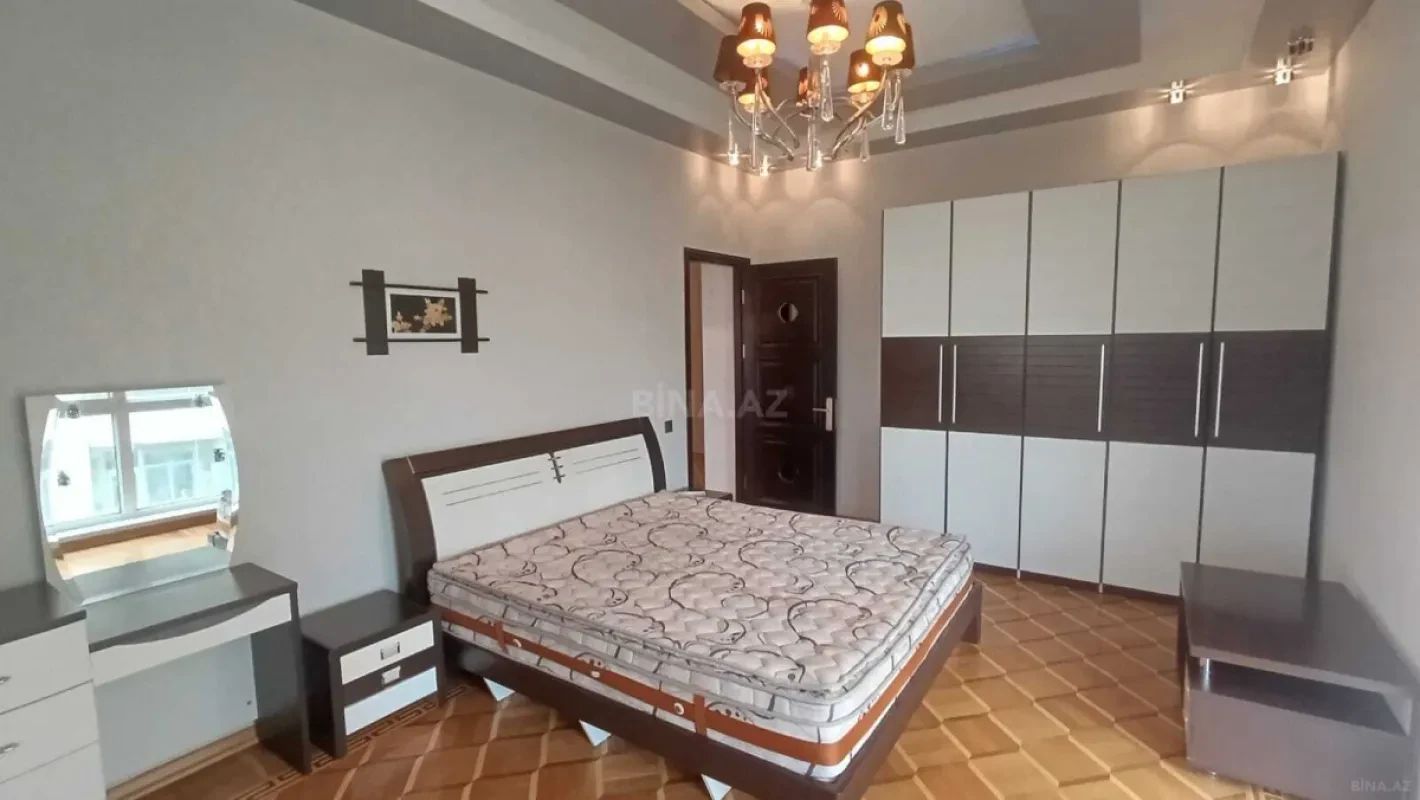 Satılır 4 otaqlı mənzil 180 m²