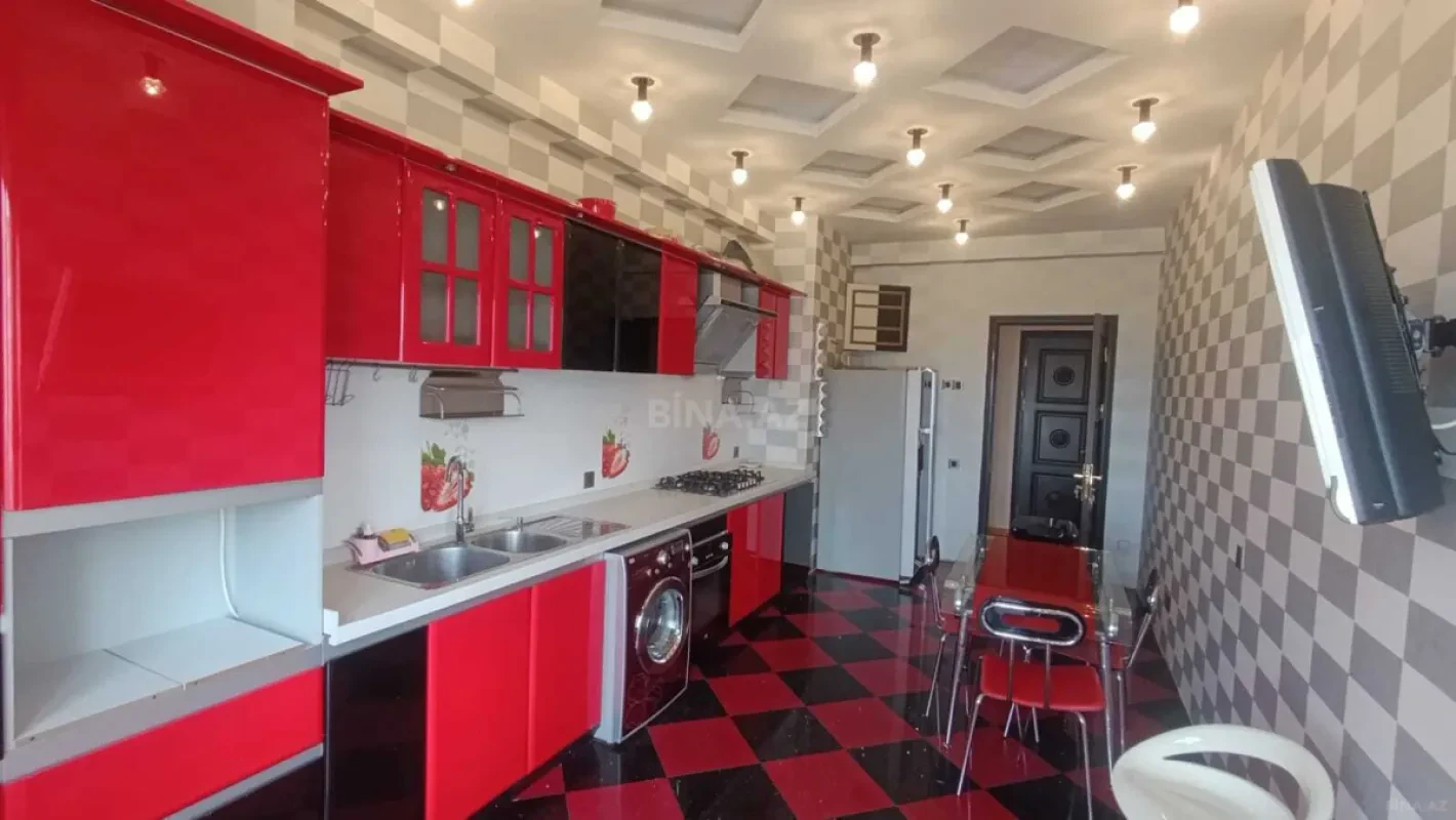 Satılır 4 otaqlı mənzil 180 m²