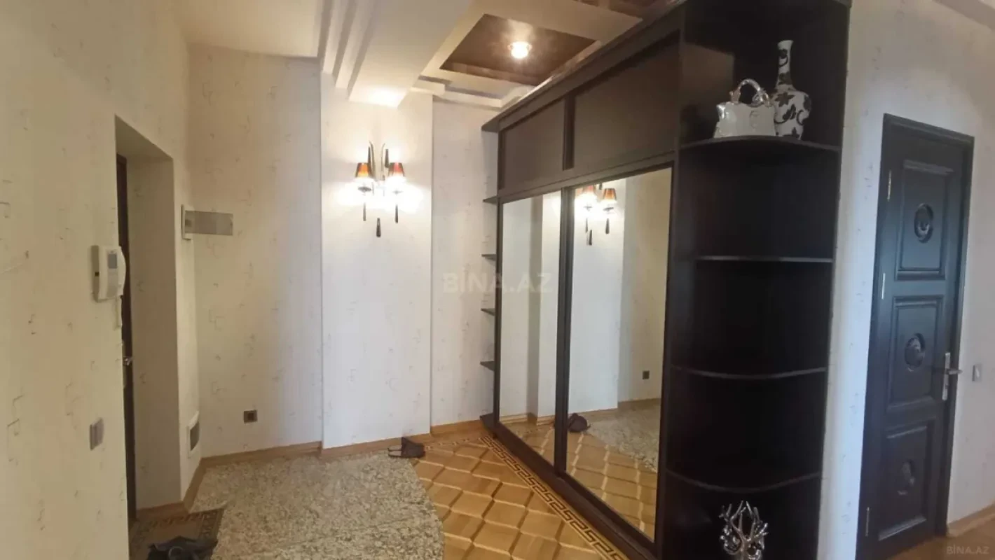 Satılır 4 otaqlı mənzil 180 m²