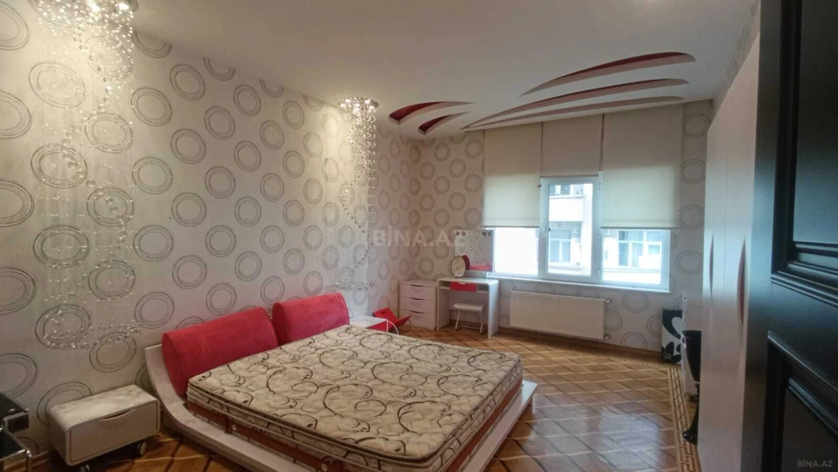 Satılır 4 otaqlı mənzil 180 m²
