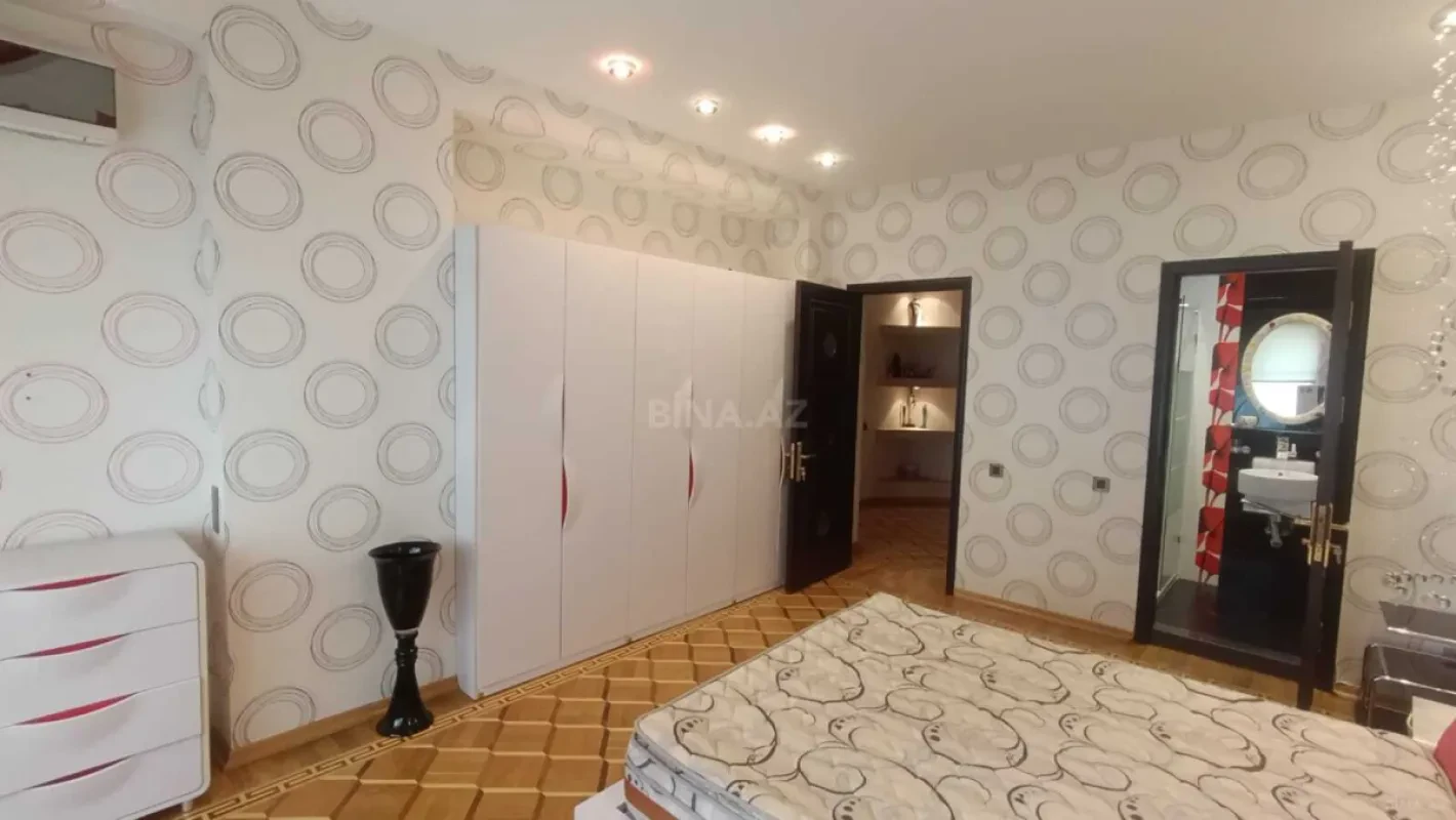Satılır 4 otaqlı mənzil 180 m²