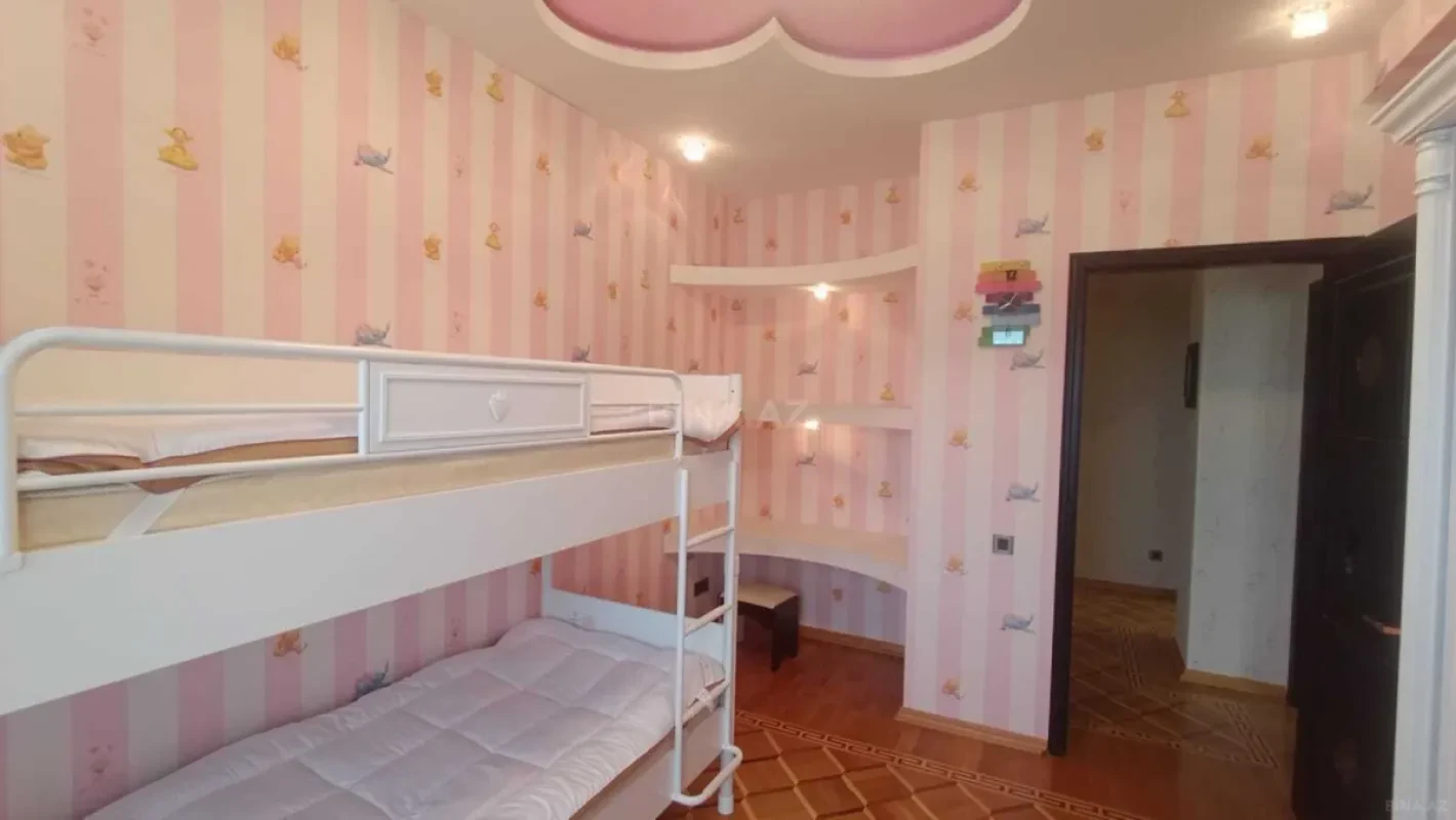 Satılır 4 otaqlı mənzil 180 m²