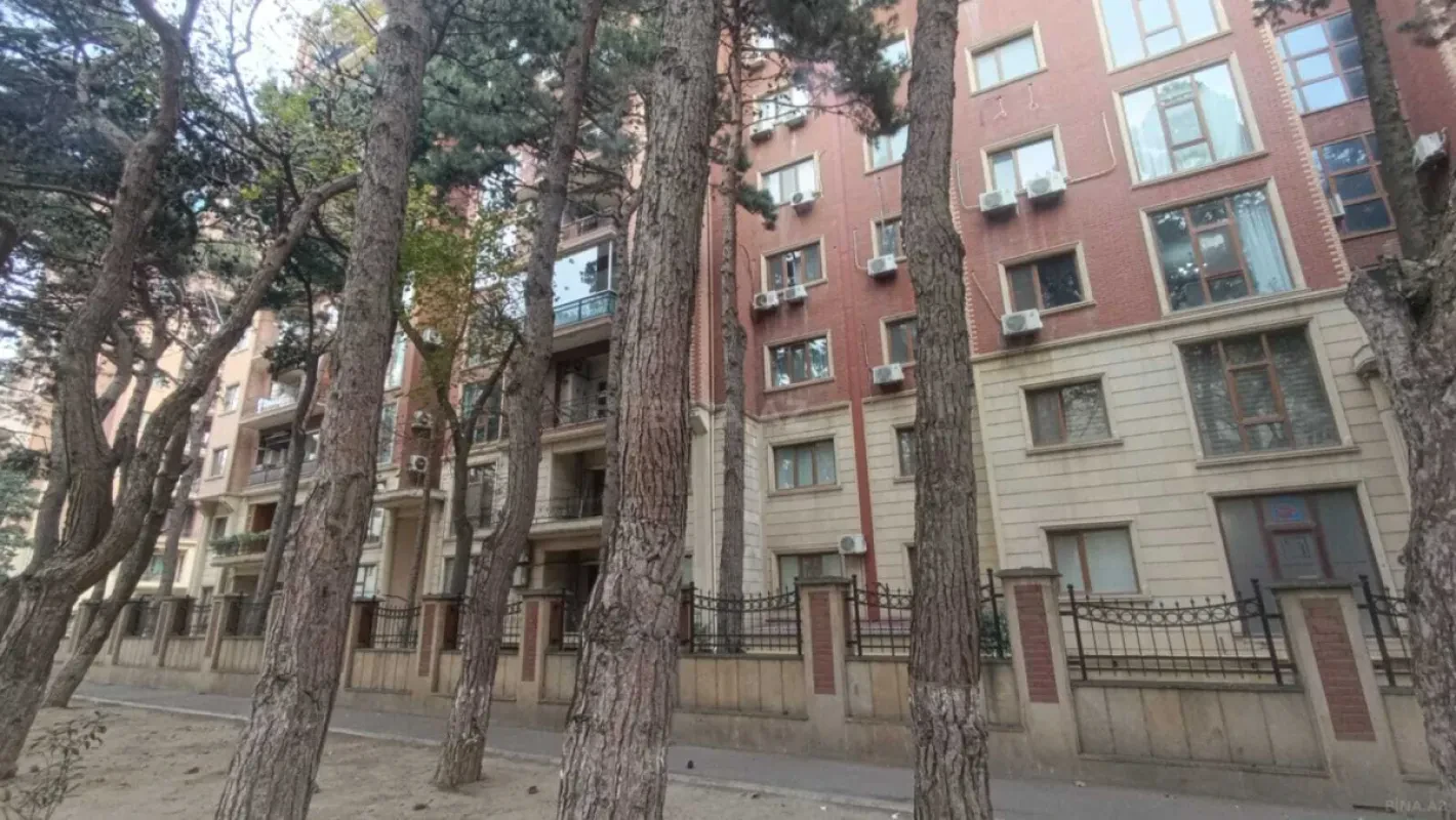 Satılır 4 otaqlı mənzil 180 m²