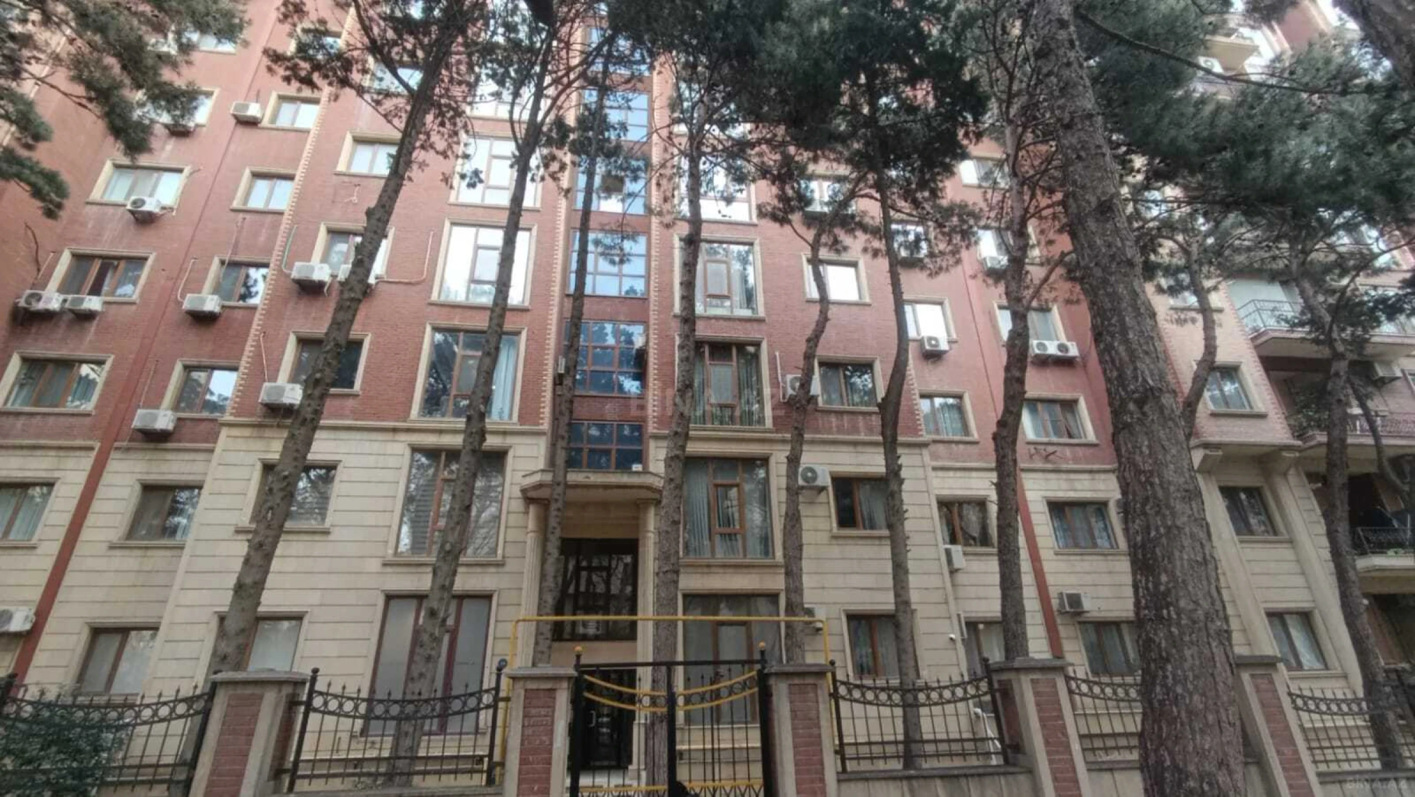 Satılır 4 otaqlı mənzil 180 m²