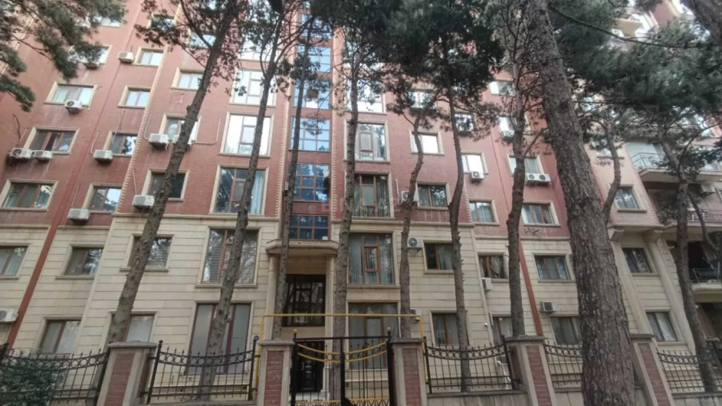 Satılır 4 otaqlı mənzil 180 m²