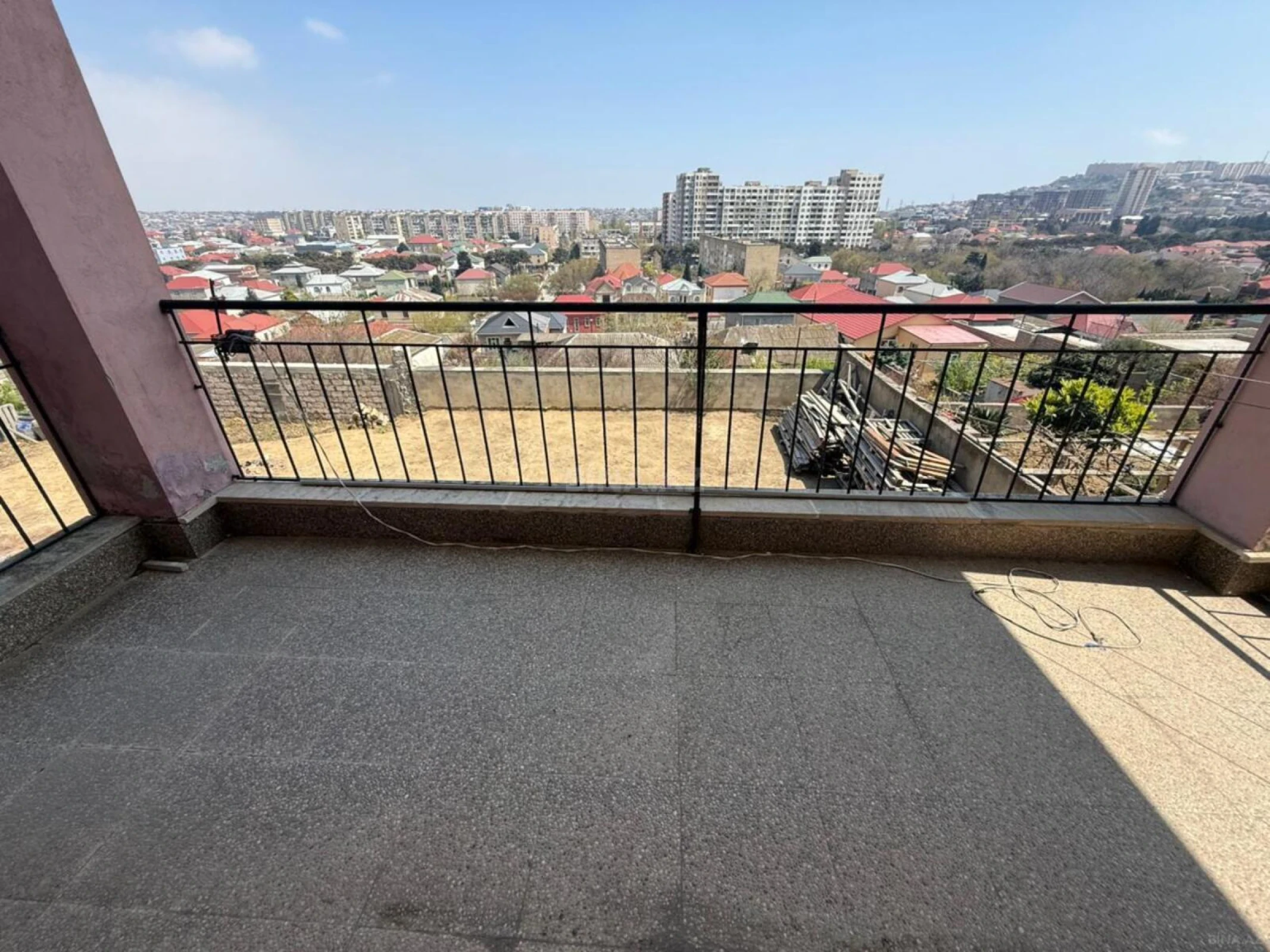 Satılır 5 otaqlı həyət evi 200 m²
