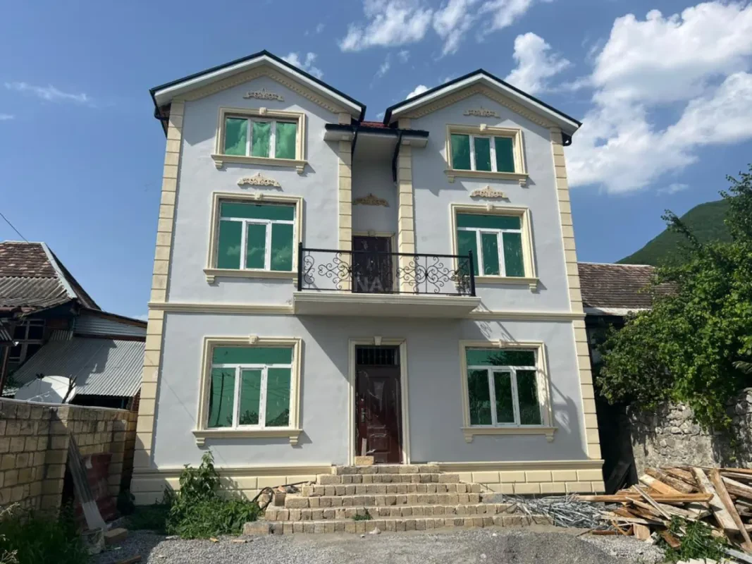 Satılır 7 otaqlı həyət evi 330 m²