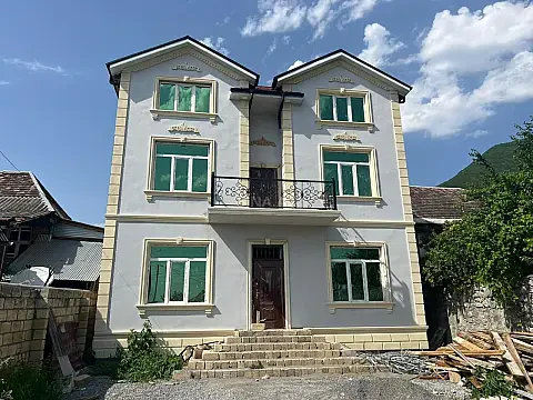 Satılır 7 otaqlı həyət evi 330 m² — Şəki 7 otaq 330.00 m²