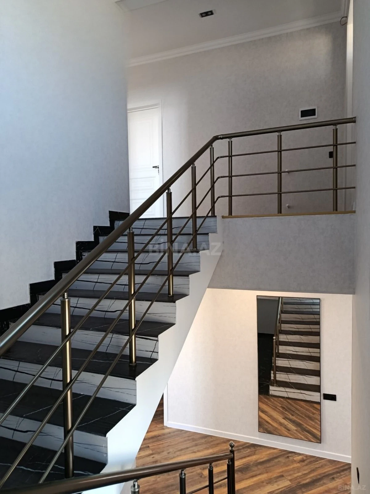Satılır 6 otaqlı həyət evi 200 m²