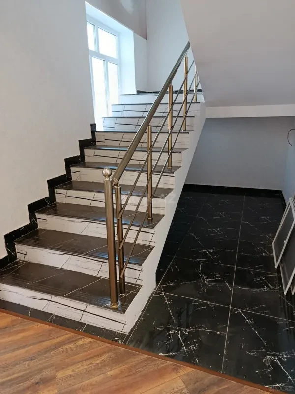 Satılır 6 otaqlı həyət evi 200 m²