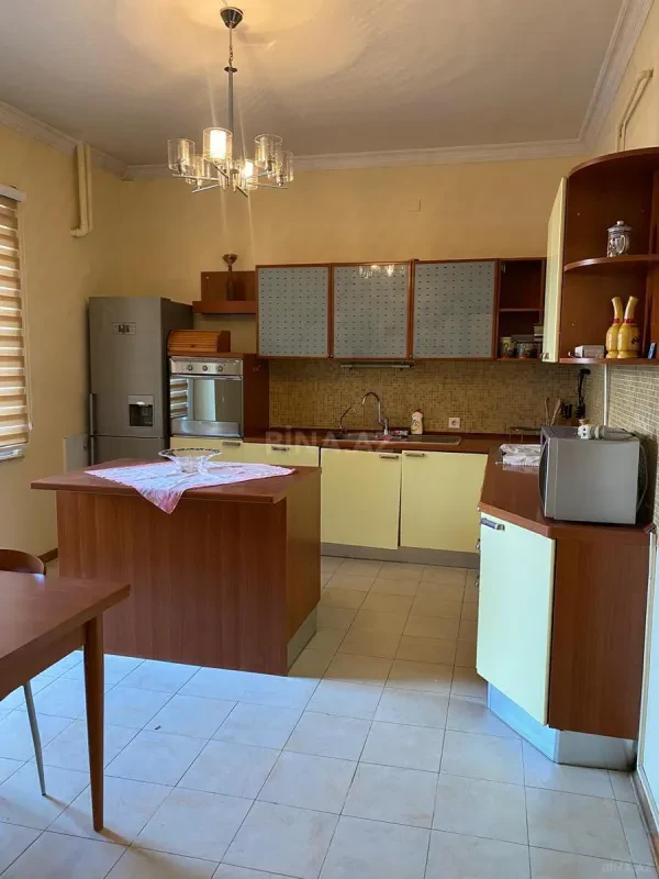 Satılır 4 otaqlı mənzil 160 m²