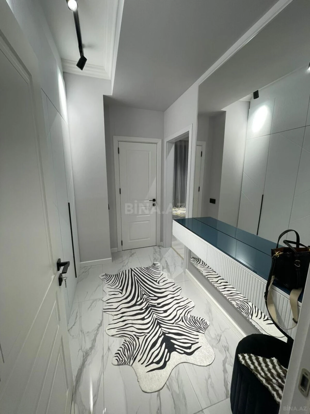 Kirayə verilir 3 otaqlı mənzil 118 m²