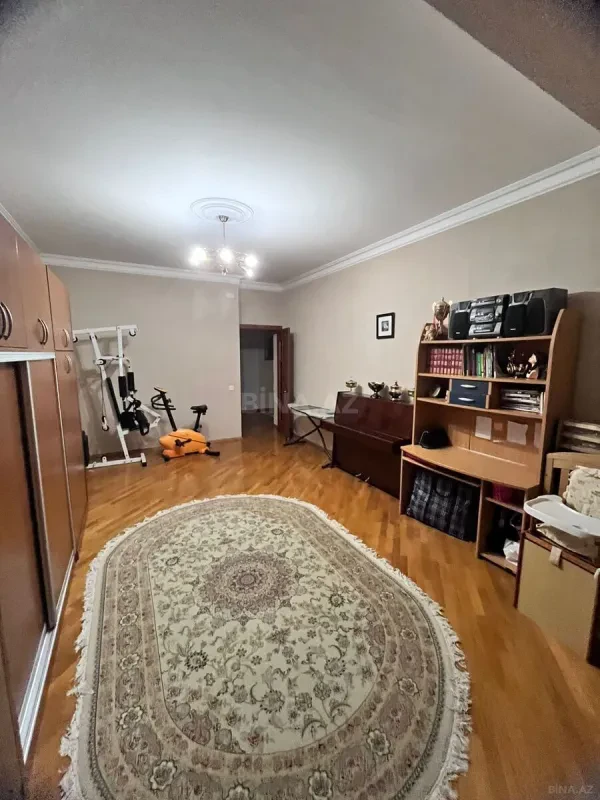 Satılır 4 otaqlı mənzil 172 m²