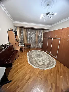 Satılır 4 otaqlı mənzil 172 m²