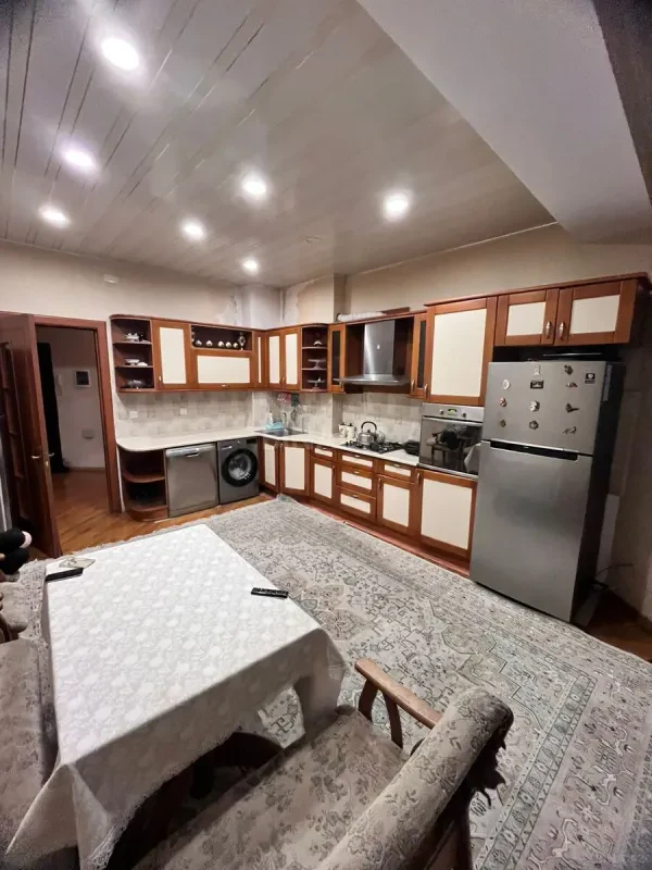 Satılır 4 otaqlı mənzil 172 m²