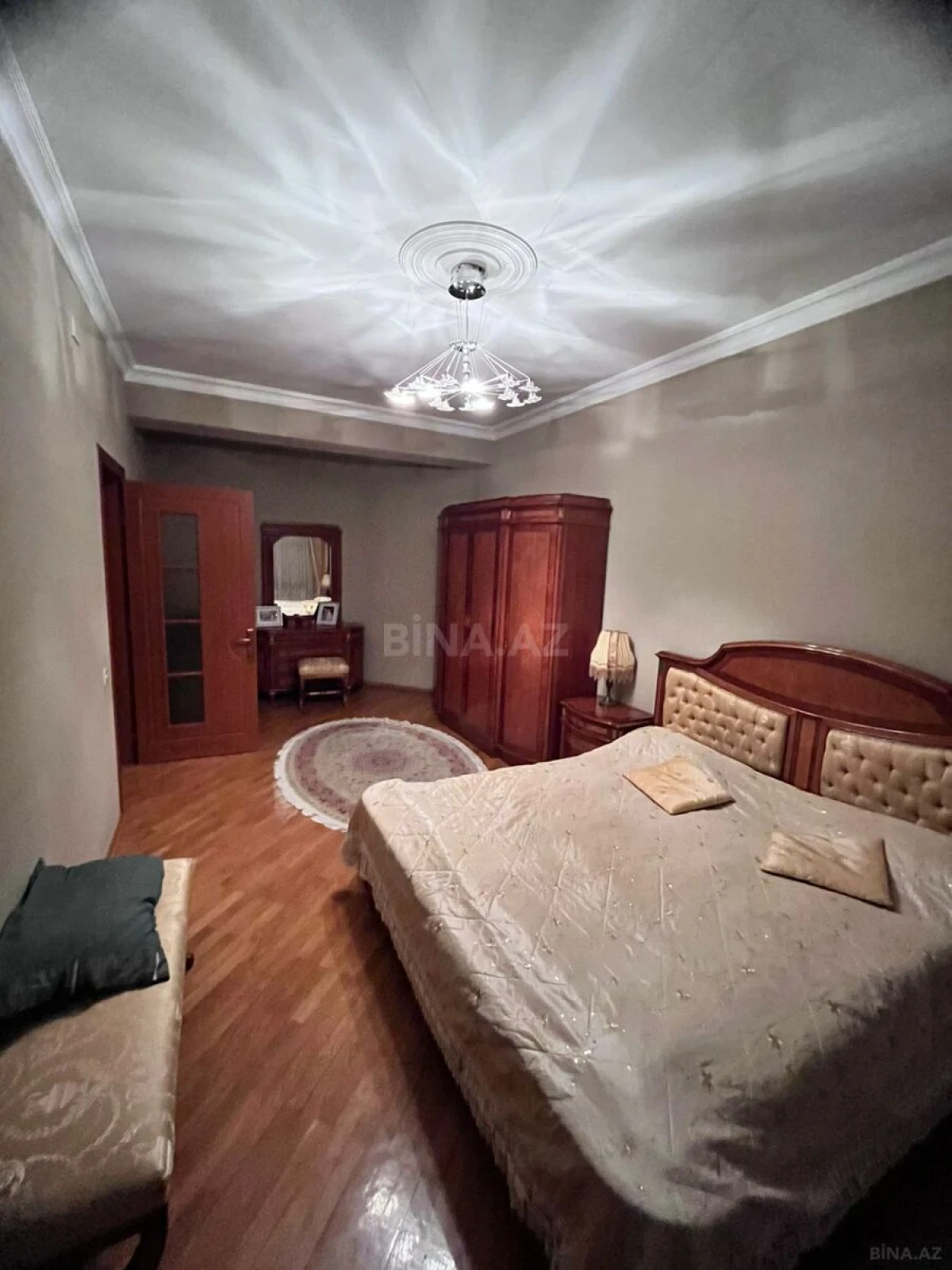 Satılır 4 otaqlı mənzil 172 m²