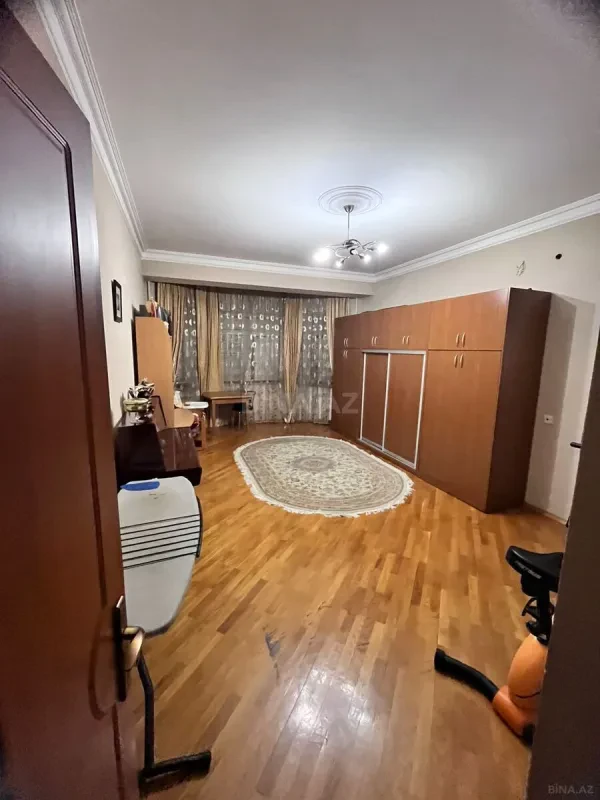 Satılır 4 otaqlı mənzil 172 m²