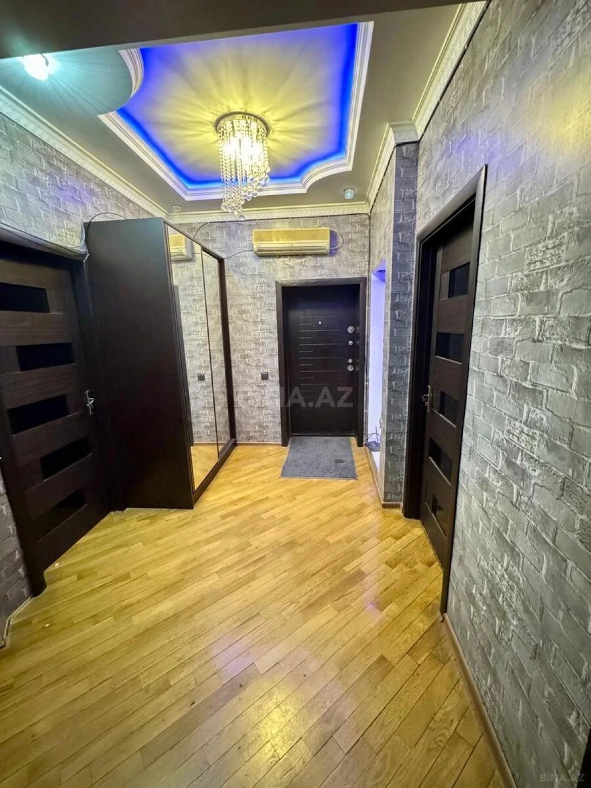 Satılır 4 otaqlı mənzil 135.7 m²