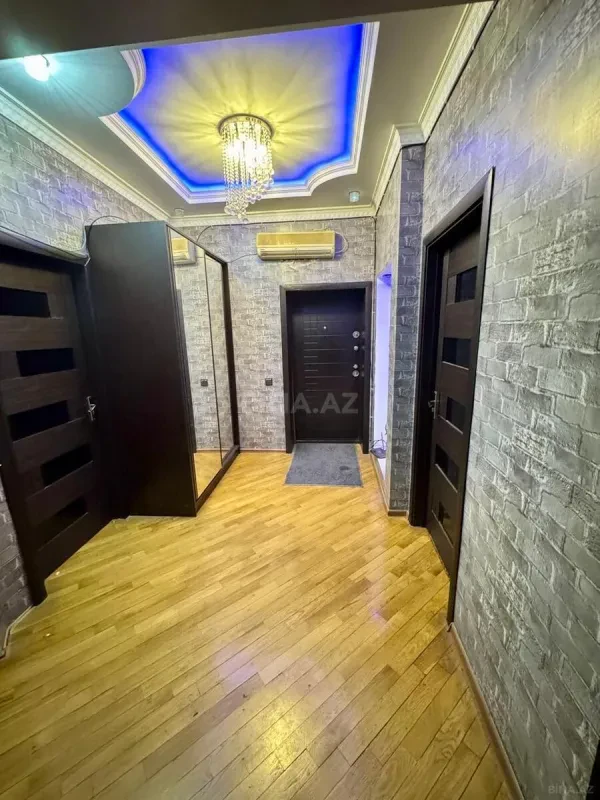 Satılır 4 otaqlı mənzil 135.7 m²