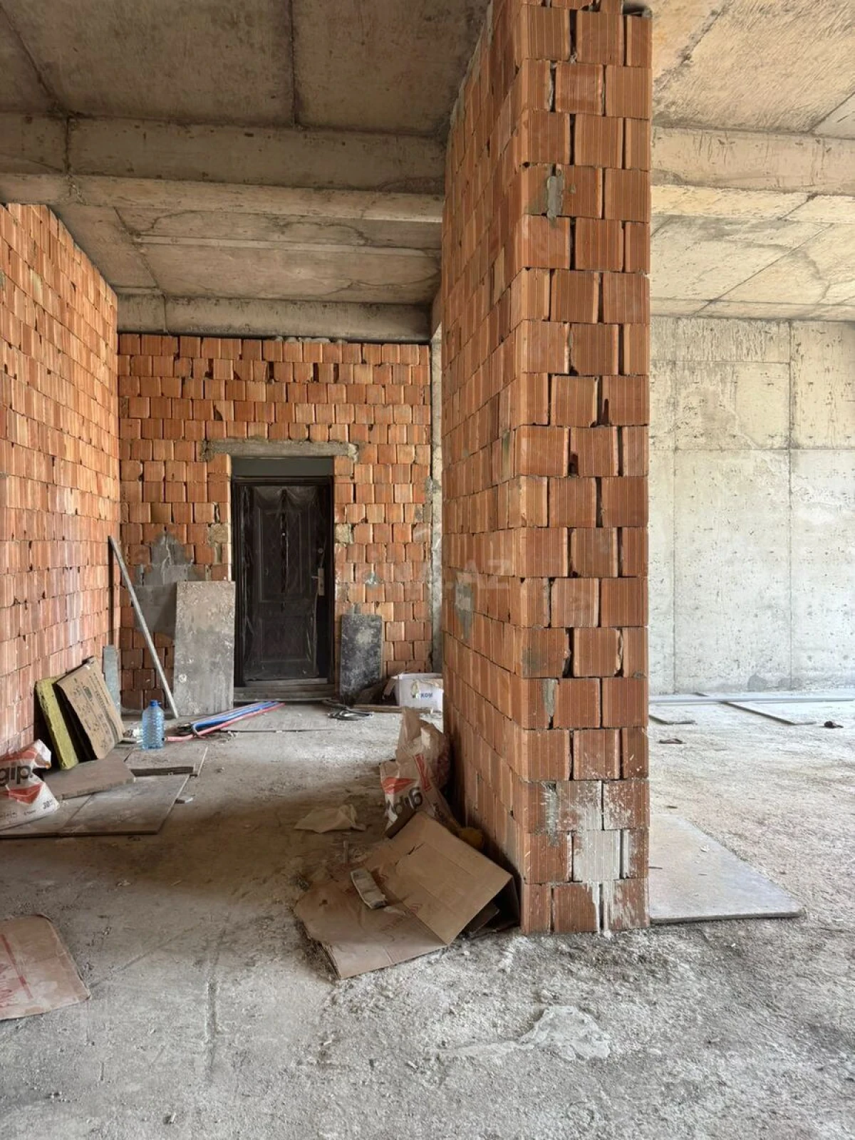 Satılır 4 otaqlı mənzil 145 m²