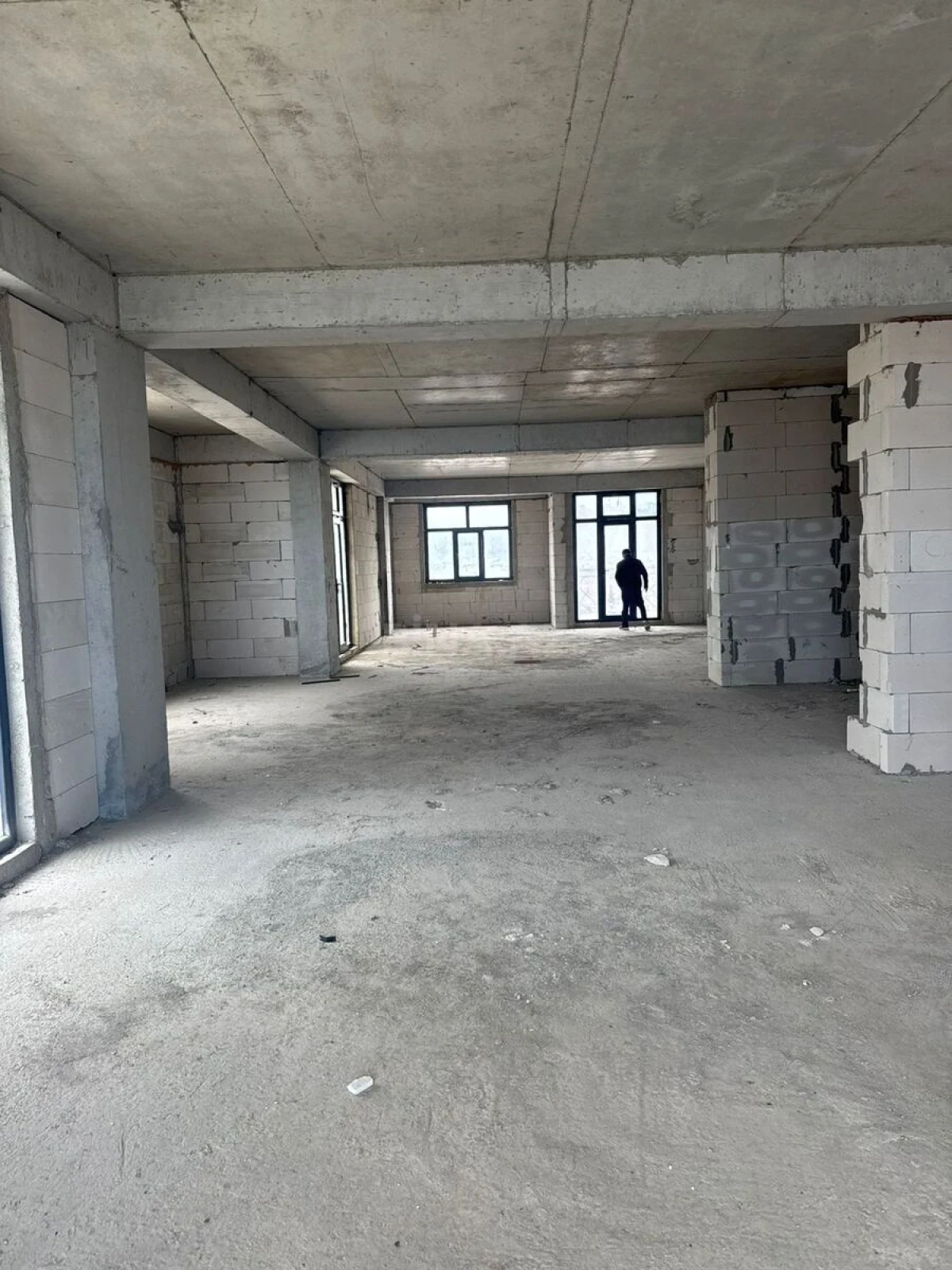 Satılır 4 otaqlı mənzil 145 m²