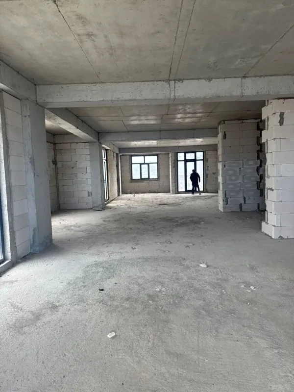 Satılır 4 otaqlı mənzil 145 m²