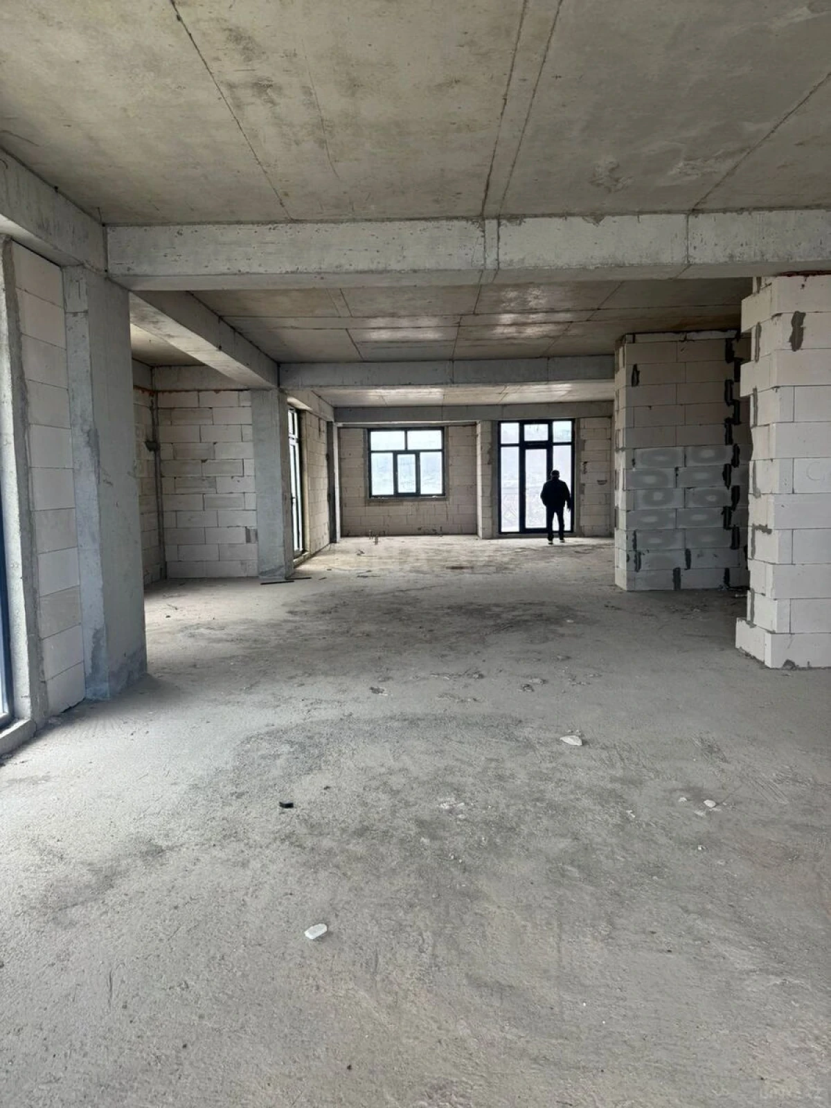 Satılır 4 otaqlı mənzil 145 m²