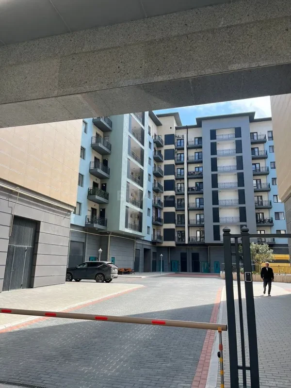 Satılır 5 otaqlı mənzil 255 m²