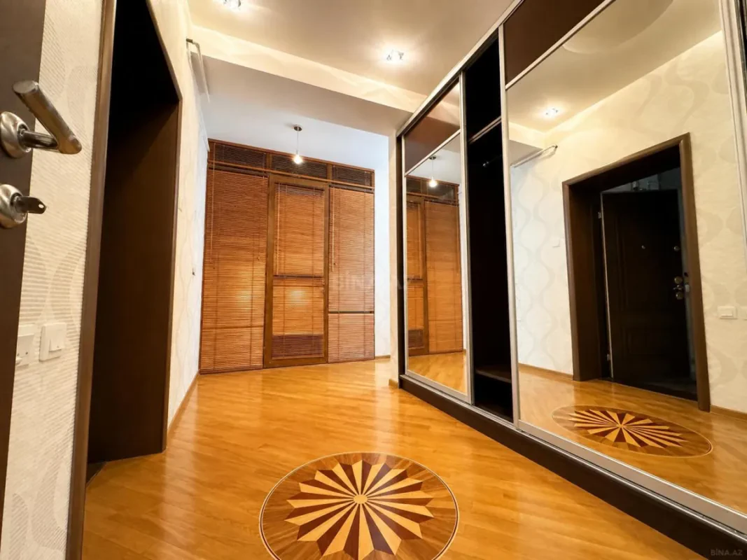 Satılır 4 otaqlı mənzil 130 m²