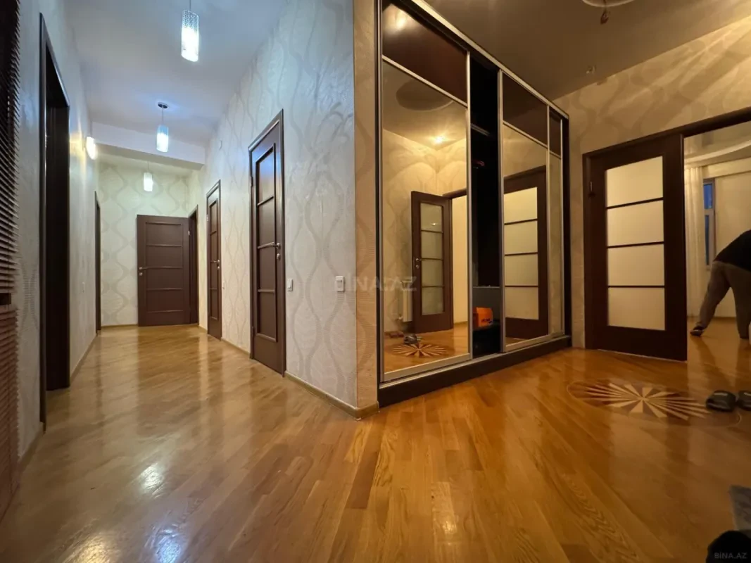 Satılır 4 otaqlı mənzil 130 m²