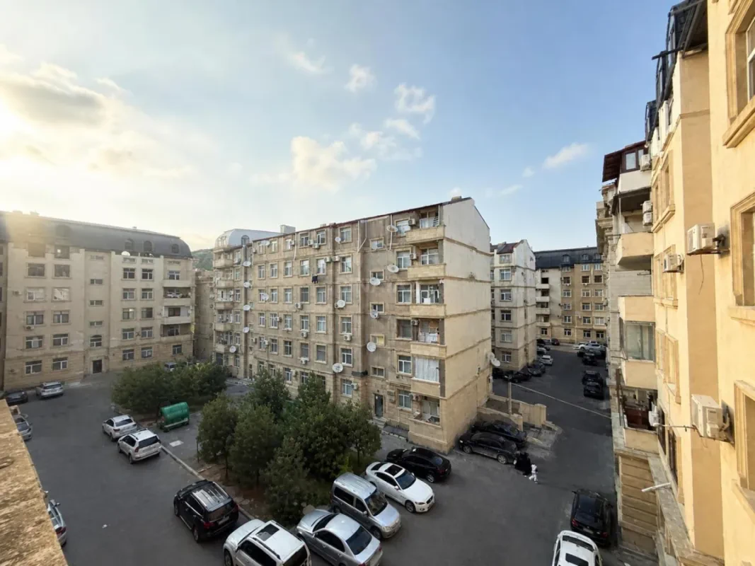 Satılır 4 otaqlı mənzil 130 m²