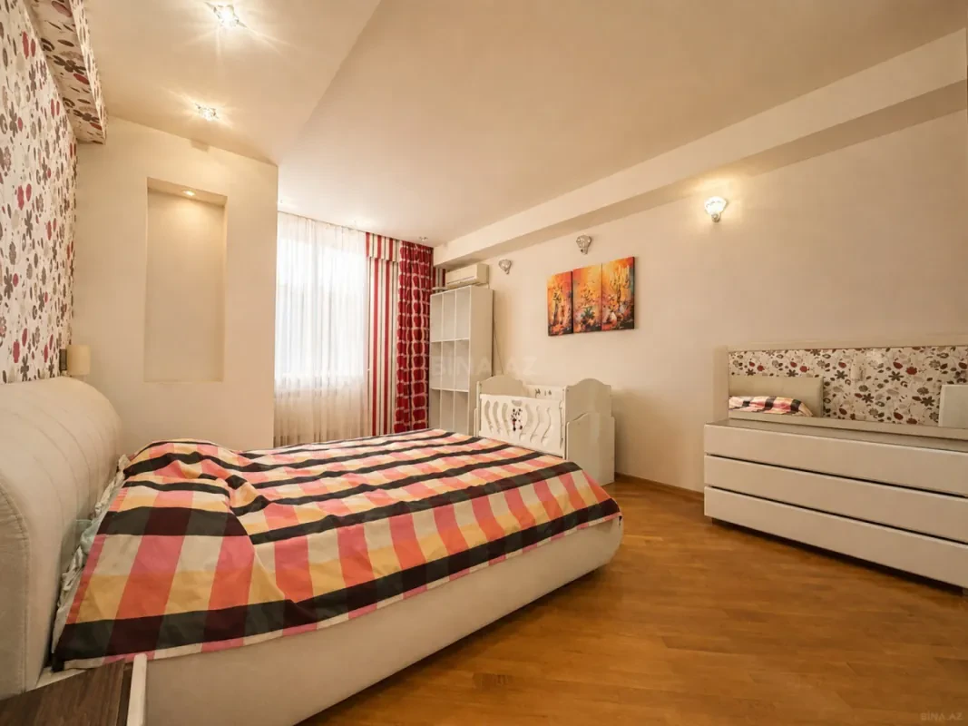 Satılır 4 otaqlı mənzil 130 m²