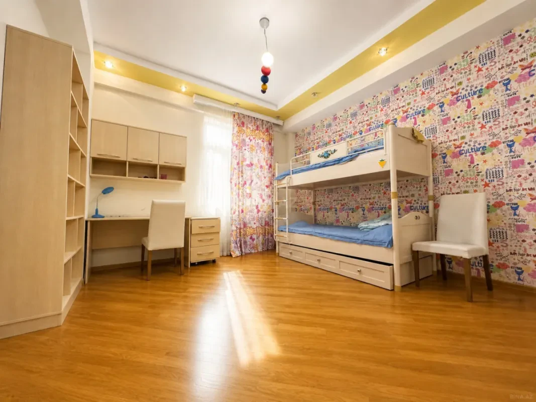 Satılır 4 otaqlı mənzil 130 m²