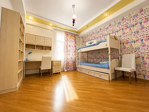 Satılır 4 otaqlı mənzil 130 m²