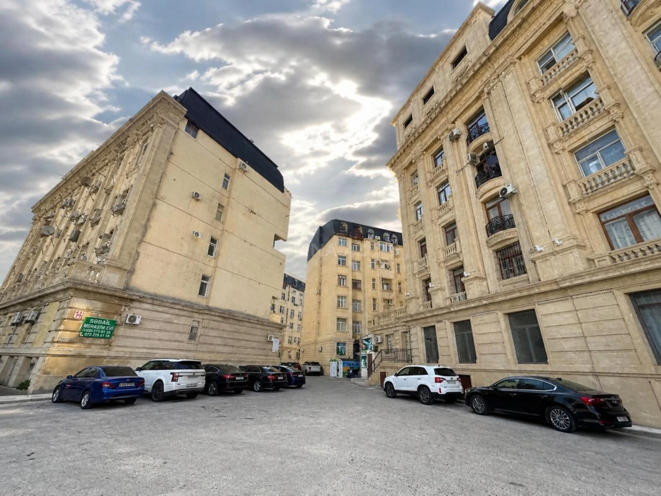 Satılır 4 otaqlı mənzil 130 m²