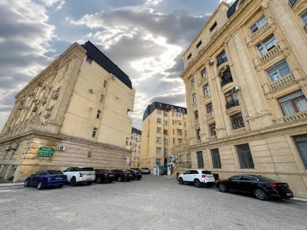 Satılır 4 otaqlı mənzil 130 m²