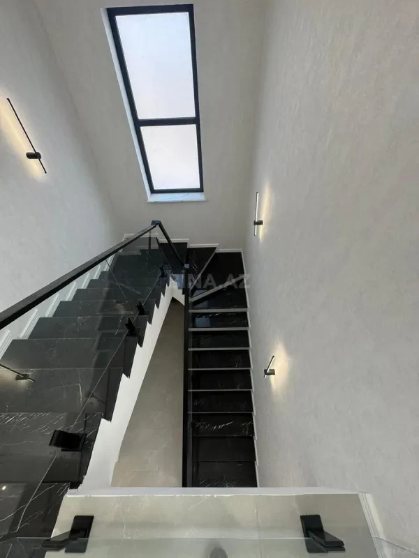 Satılır 5 otaqlı həyət evi 280 m²