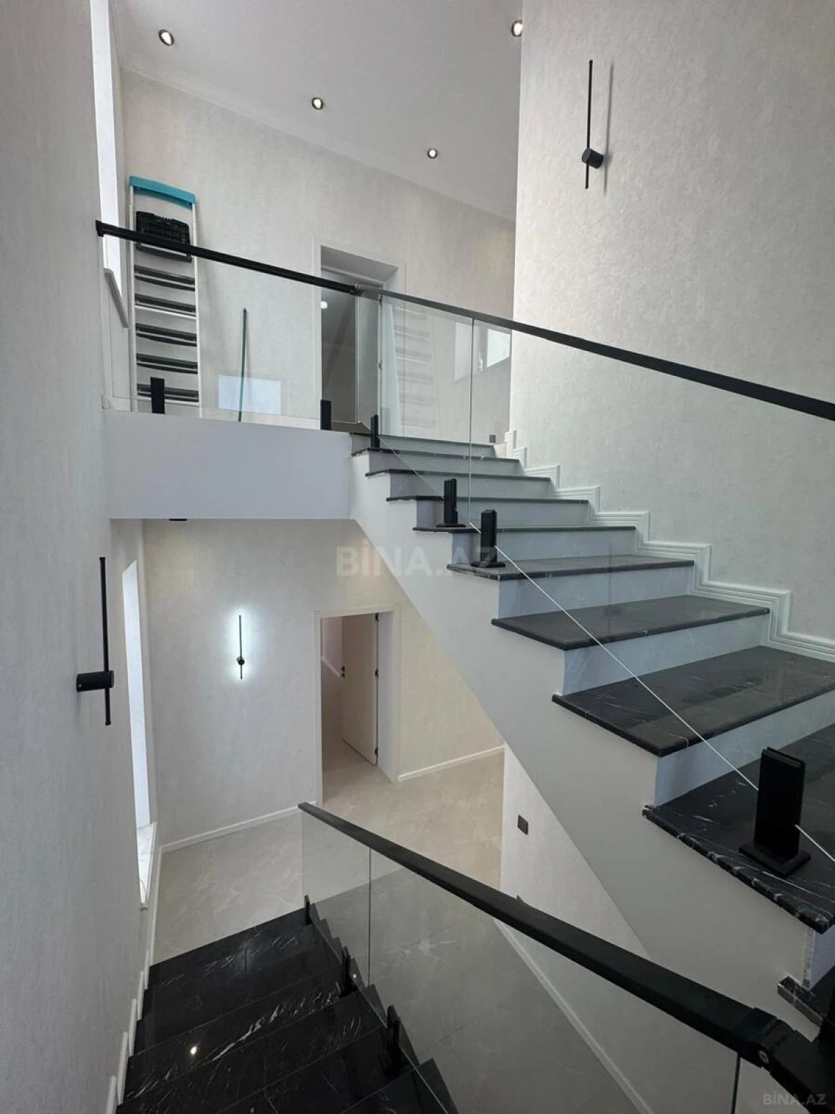 Satılır 5 otaqlı həyət evi 280 m²
