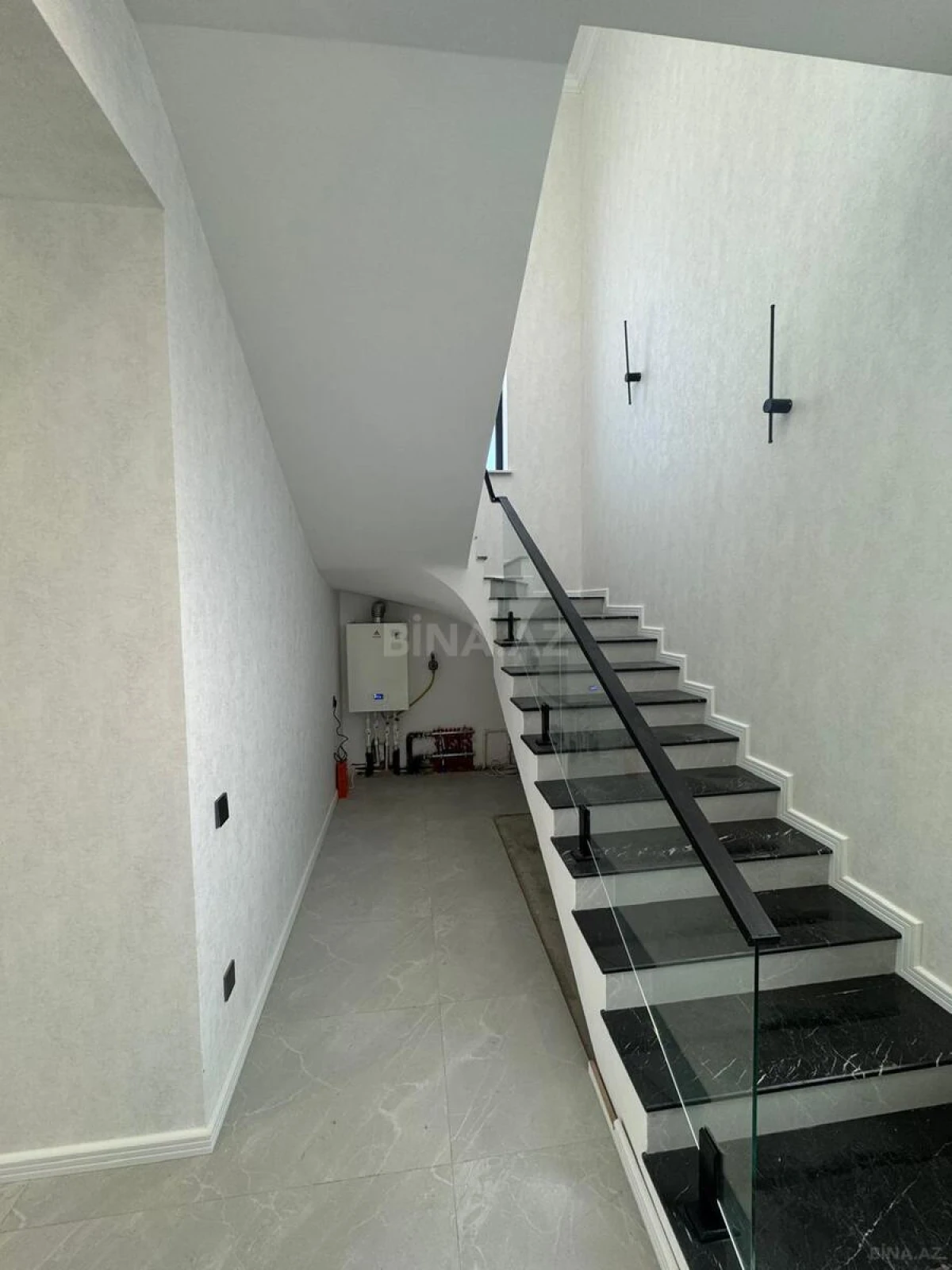 Satılır 5 otaqlı həyət evi 280 m²
