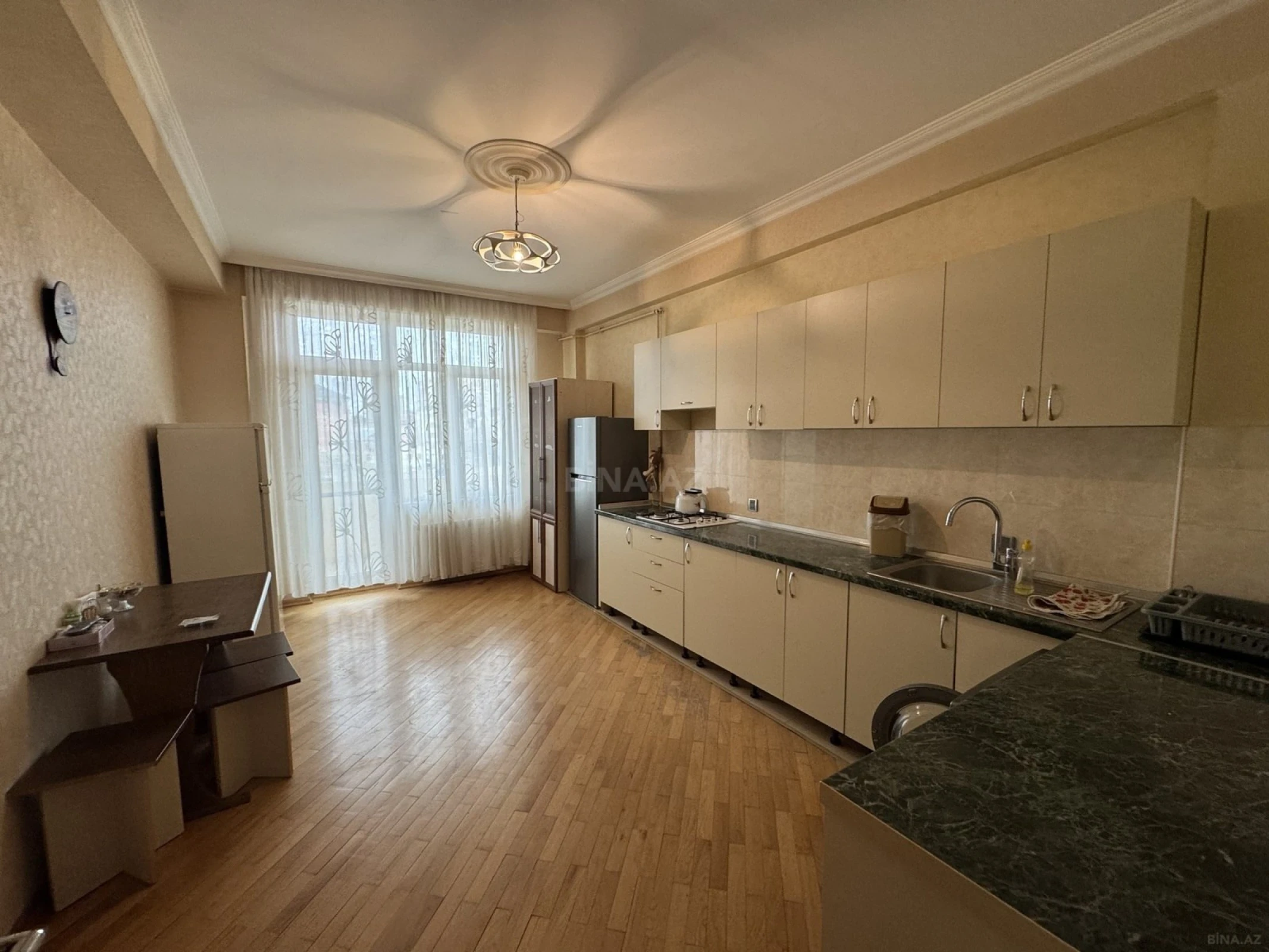 Kirayə verilir 3 otaqlı mənzil 125 m²