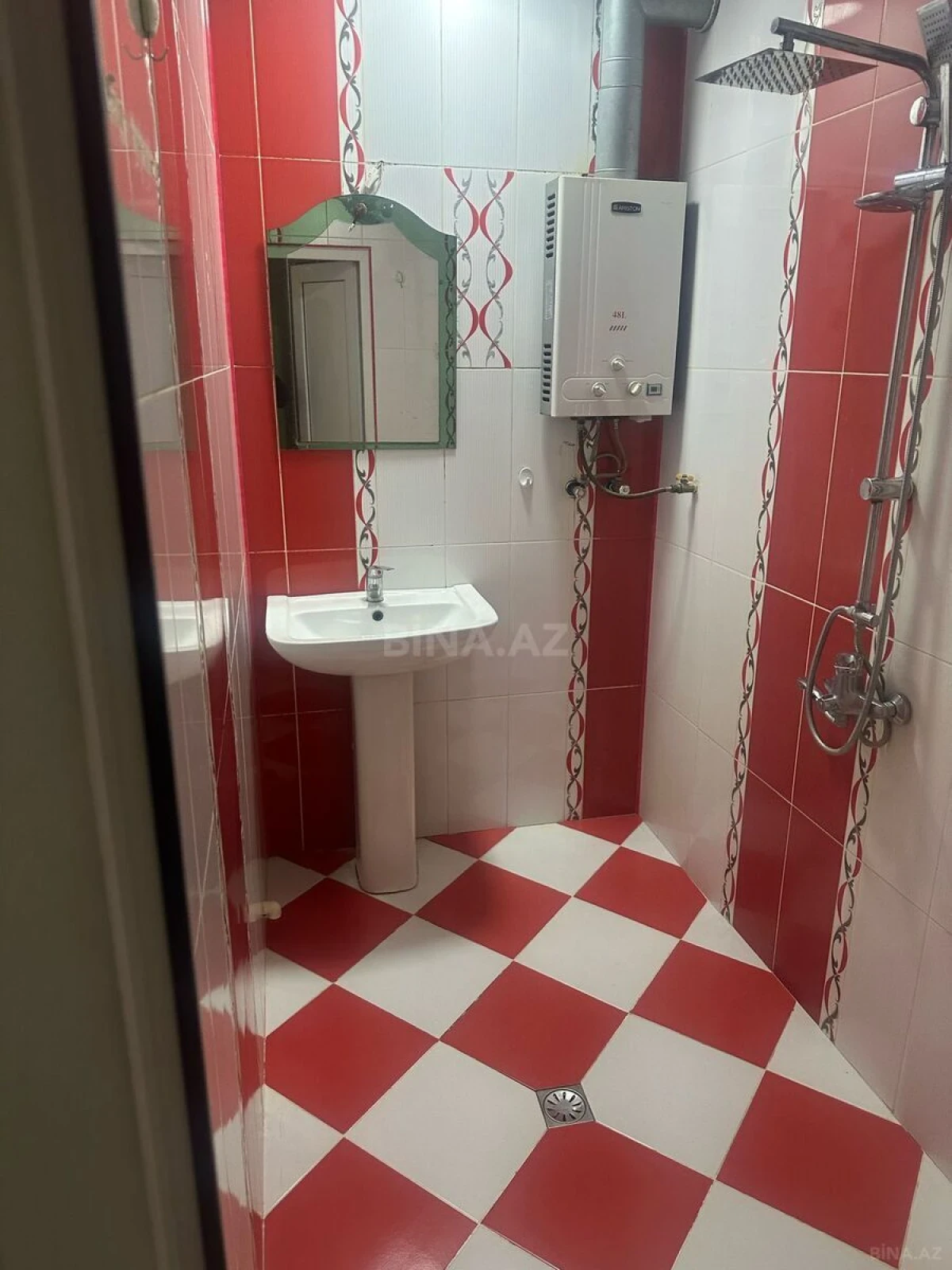 Satılır 4 otaqlı mənzil 110 m²