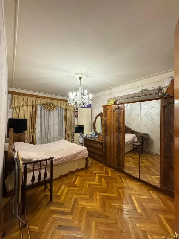Satılır 5 otaqlı mənzil 130 m²