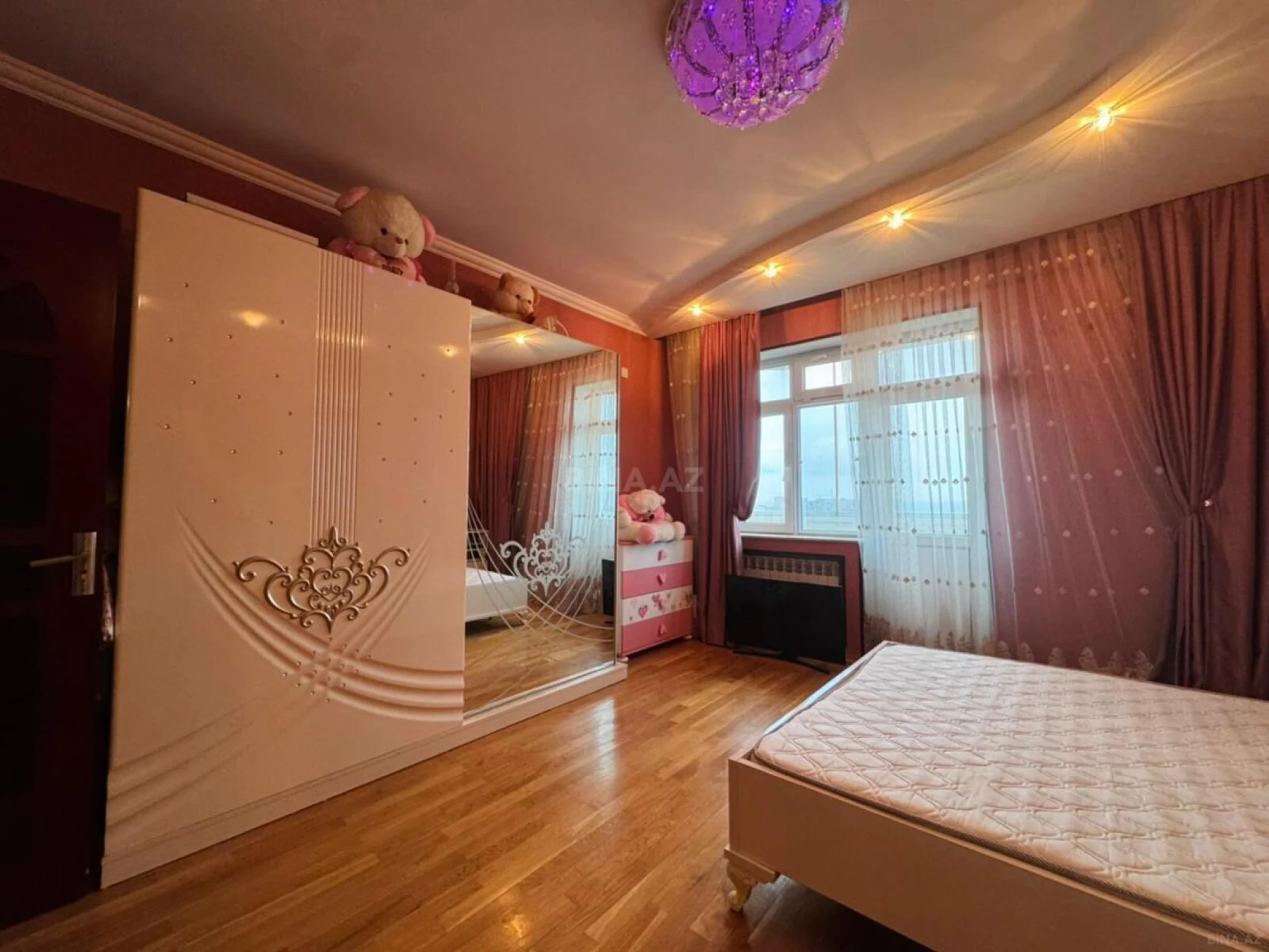 Satılır 3 otaqlı mənzil 130 m²