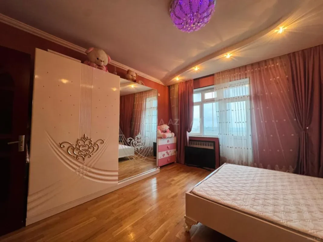 Satılır 3 otaqlı mənzil 130 m²