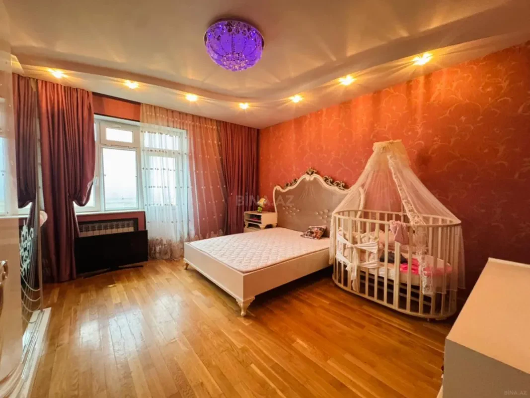Satılır 3 otaqlı mənzil 130 m²