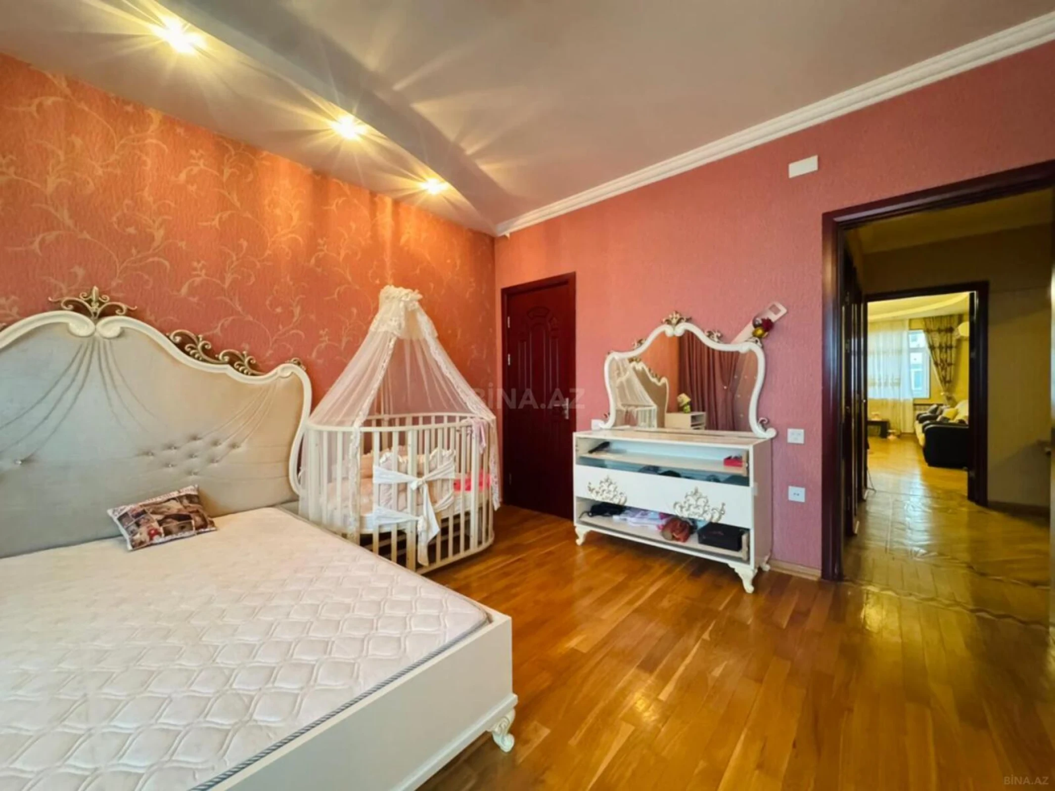 Satılır 3 otaqlı mənzil 130 m²