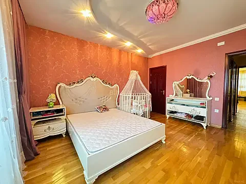 Satılır 3 otaqlı mənzil 130 m²