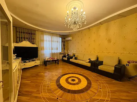 Satılır 3 otaqlı mənzil 130 m²