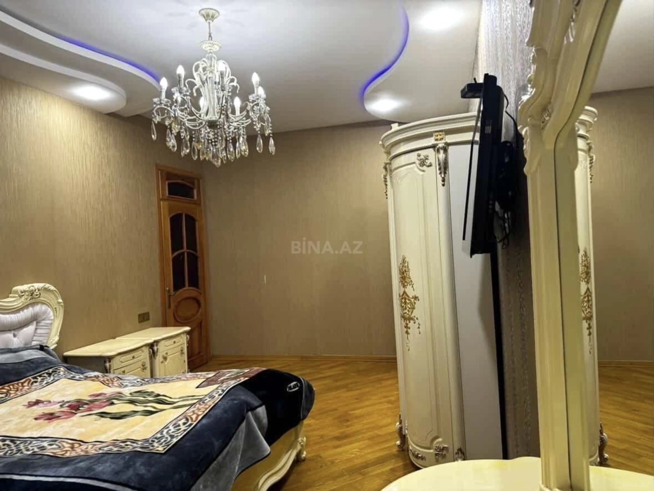 Satılır 4 otaqlı mənzil 150 m²