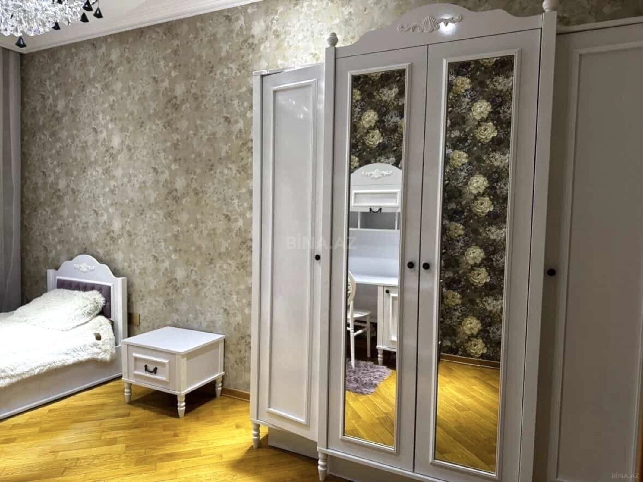 Satılır 4 otaqlı mənzil 150 m²